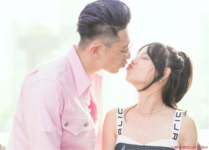 张嘉倪买超甜蜜合影