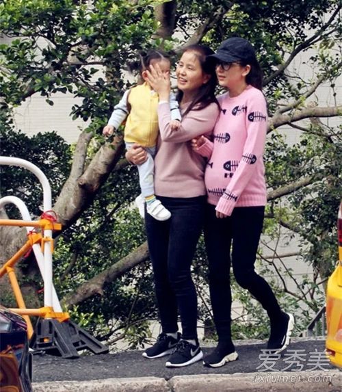 方媛挺巨肚散步怎么回事 方媛怀二胎几个月了