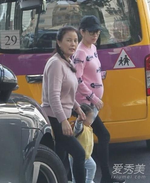 方媛挺巨肚散步怎么回事 方媛怀二胎几个月了