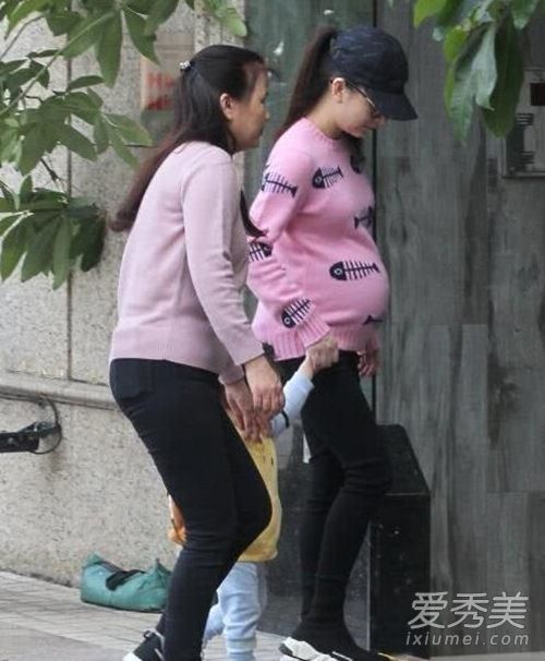 方媛挺巨肚散步怎么回事 方媛怀二胎几个月了