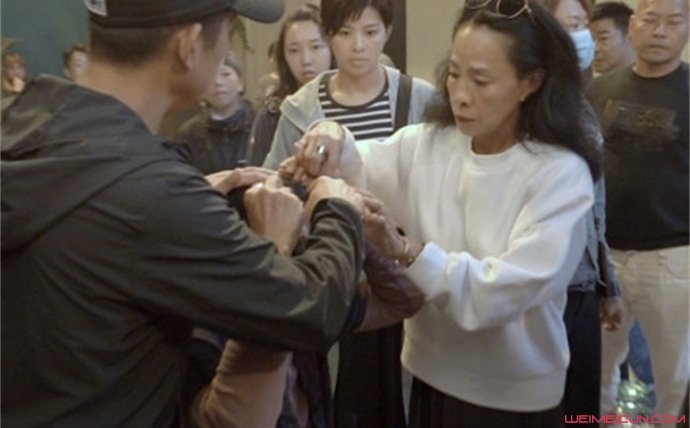 周润发受伤缝了五针回片场