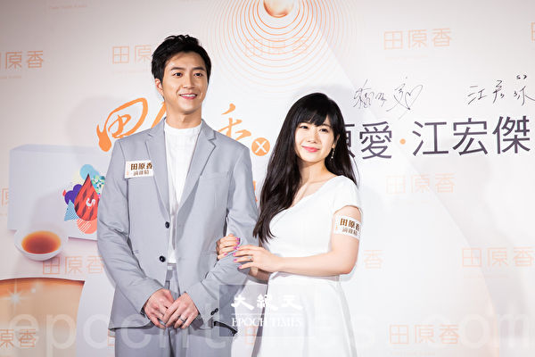 ¸£Ô°®°×É«Ñó×°²Î¼ÓÌïÔÏãµÎ¼¦¾«·¢²¼»á ×ÔÆØ½ºê½Ü³èÆÞϸ½Ú