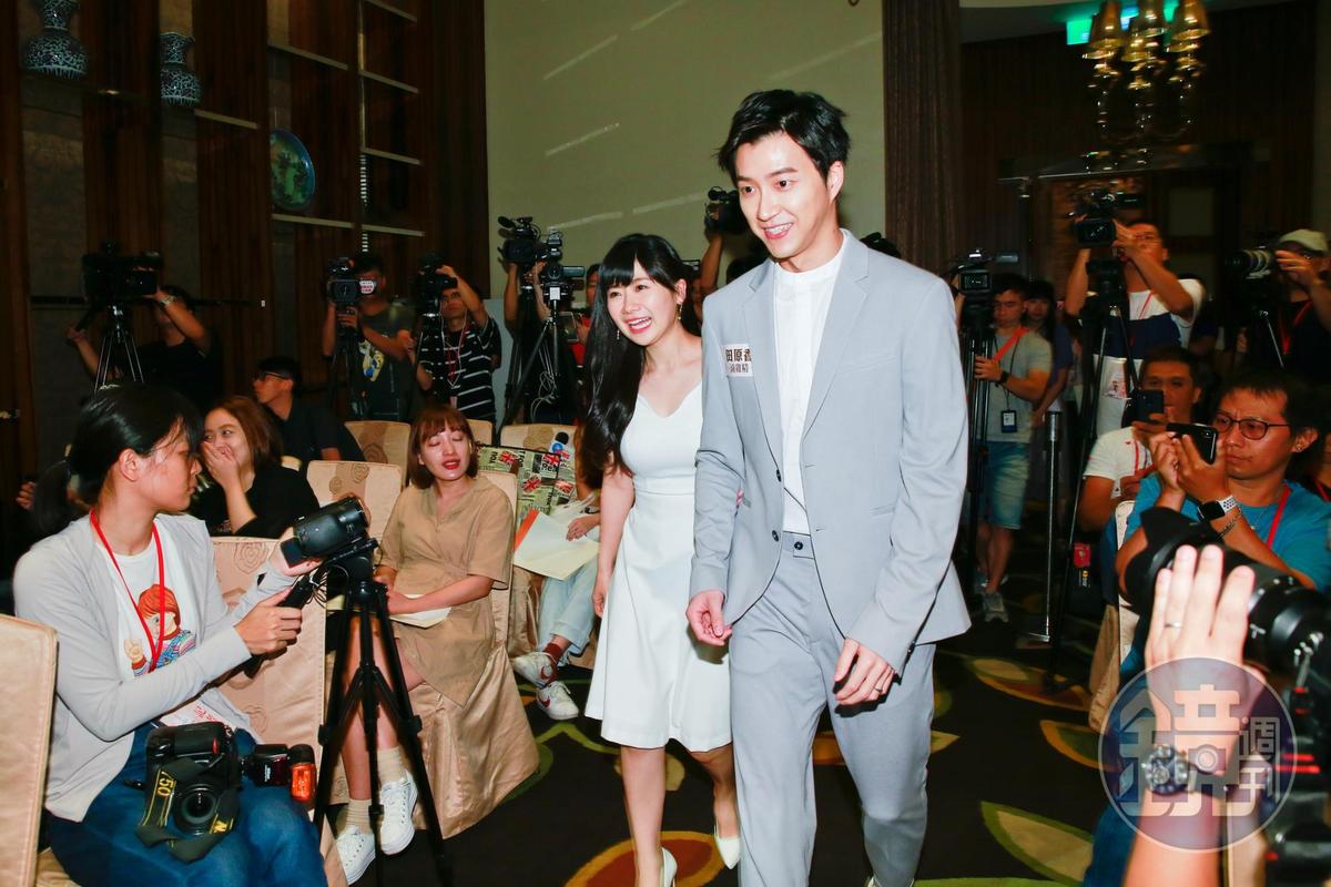 ¸£Ô°®°×É«Ñó×°²Î¼ÓÌïÔÏãµÎ¼¦¾«·¢²¼»á ×ÔÆØ½ºê½Ü³èÆÞϸ½Ú