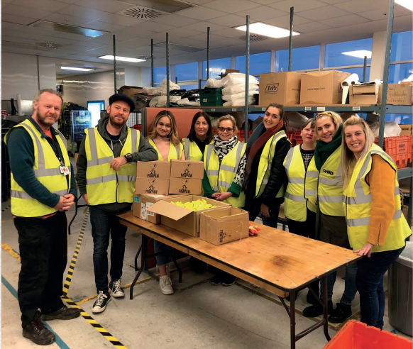 һȺ´©ÖÆ·þµÄÈËÕ¾ÔÚ×À×ÓÉÏ
ÃèÊöÒÑ×Ô¶¯Éú³É